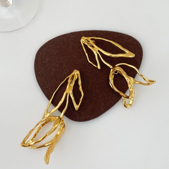 ✨ Gold Geometric Tulip - Picture 4 of 6